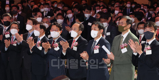 앞줄 왼쪽 다섯번째부터 김광수 전국은행연합회장, 추경호 경제부총리 겸 기획재정부 장관, 김주현 금융위원장, 이창용 한국은행 총재, 이복현 금융감독원장.